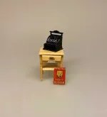 Miniature Emalje skilt - Tvätt Björn, vaskebjørn, tøjvask, vaskemiddel, vaskepulver, retro, gamle dage, skilt, emaljeskilt, reklameskilt, miniaturer, mini, tilbehør, ting til, dukkehus, dukkehuset, dukkestue, købmandsbutik, vaskeri, vaskekone, nisser, nissemor, nissedør, biti, ribe