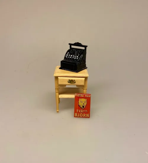 Miniature Emalje skilt - Tvätt Björn, vaskebjørn, tøjvask, vaskemiddel, vaskepulver, retro, gamle dage, skilt, emaljeskilt, reklameskilt, miniaturer, mini, tilbehør, ting til, dukkehus, dukkehuset, dukkestue, købmandsbutik, vaskeri, vaskekone, nisser, nissemor, nissedør, biti, ribe