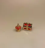 Miniature Skattekiste, skat, guldskat, sørøver, sørøverskat, guldkiste, skattejagt, mælketænder, tabte tænder, smykkeskrin, gaveæske, kongelig, kongen, hoffet, skatkammer, rosenborg, kronjuvelerne, miniaturer, sangskjuler, bryllup, personlig, symbolsk, gave, prinsesse, 1:12, ting til, tilbehør, dukkehus, sætterkasse, sættekasse, biti, ribe, vadehavet, Miniature Kongekrone, krone, prinsesse, dronning, dronninge, guldkrone, adelig, hoffet, hofleverandør, konge, kattekonge, fastelavn, miniaturer, 1:12, dukkehus, sætterkasse, symbolsk, gave, sangskjuler, prins, på den hvide hest, katten af tønden, biti, ribe