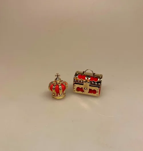 Miniature Skattekiste, skat, guldskat, sørøver, sørøverskat, guldkiste, skattejagt, mælketænder, tabte tænder, smykkeskrin, gaveæske, kongelig, kongen, hoffet, skatkammer, rosenborg, kronjuvelerne, miniaturer, sangskjuler, bryllup, personlig, symbolsk, gave, prinsesse, 1:12, ting til, tilbehør, dukkehus, sætterkasse, sættekasse, biti, ribe, vadehavet, Miniature Kongekrone, krone, prinsesse, dronning, dronninge, guldkrone, adelig, hoffet, hofleverandør, konge, kattekonge, fastelavn, miniaturer, 1:12, dukkehus, sætterkasse, symbolsk, gave, sangskjuler, prins, på den hvide hest, katten af tønden, biti, ribe