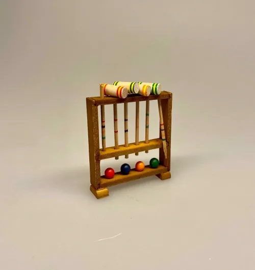 Miniature Kroketspil, kroket, spil, havespil, kroketspiller, krolf, miniature, dukkehus, dukkehuset, ting til, tilbehør, miniaturer, dukkestue, udeliv, symbolsk, gave, gaveide, sangskjuler, pensionist, sommerferie, fritid, pension, efterløn, sjov, sætterkasse, sættekasse, biti, ribe
