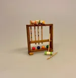 Miniature Kroketspil, kroket, spil, havespil, kroketspiller, krolf, miniature, dukkehus, dukkehuset, ting til, tilbehør, miniaturer, dukkestue, udeliv, symbolsk, gave, gaveide, sangskjuler, pensionist, sommerferie, fritid, pension, efterløn, sjov, sætterkasse, sættekasse, biti, ribe