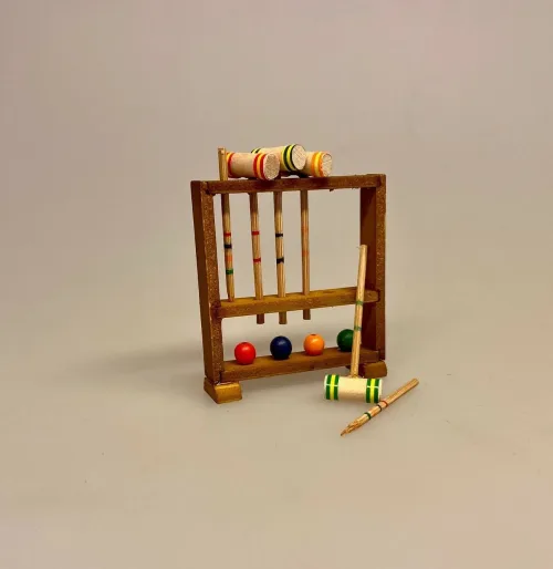 Miniature Kroketspil, kroket, spil, havespil, kroketspiller, krolf, miniature, dukkehus, dukkehuset, ting til, tilbehør, miniaturer, dukkestue, udeliv, symbolsk, gave, gaveide, sangskjuler, pensionist, sommerferie, fritid, pension, efterløn, sjov, sætterkasse, sættekasse, biti, ribe