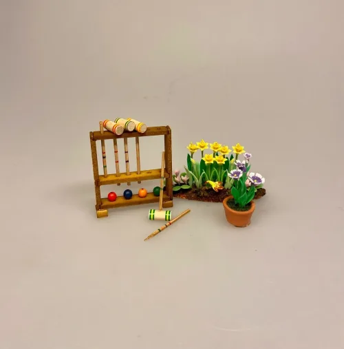 Miniature Kroketspil, kroket, spil, havespil, kroketspiller, krolf, miniature, dukkehus, dukkehuset, ting til, tilbehør, miniaturer, dukkestue, udeliv, symbolsk, gave, gaveide, sangskjuler, pensionist, sommerferie, fritid, pension, efterløn, sjov, sætterkasse, sættekasse, biti, ribe