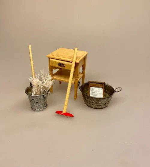 gulvvask, Miniature Mop og guldskrubbe, vaske, gulv, rengøring, gøre rent, rengøringsfirma, rengøringskone, miniature, miniaturer, ting til, tilbehør, dukkehus, dukkehuset, nisser, nissebo, nissedør, sangskjuler, symbolsk, gave, gaveide, sosu, assistent, soso, 1:12, renlighed, biti, ribe