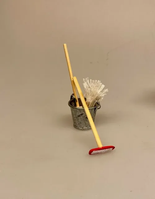 gulvvask, Miniature Mop og guldskrubbe, vaske, gulv, rengøring, gøre rent, rengøringsfirma, rengøringskone, miniature, miniaturer, ting til, tilbehør, dukkehus, dukkehuset, nisser, nissebo, nissedør, sangskjuler, symbolsk, gave, gaveide, sosu, assistent, soso, 1:12, renlighed, biti, ribe