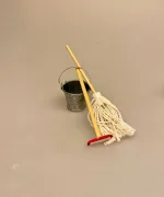 gulvvask, Miniature Mop og guldskrubbe, vaske, gulv, rengøring, gøre rent, rengøringsfirma, rengøringskone, miniature, miniaturer, ting til, tilbehør, dukkehus, dukkehuset, nisser, nissebo, nissedør, sangskjuler, symbolsk, gave, gaveide, sosu, assistent, soso, 1:12, renlighed, biti, ribe