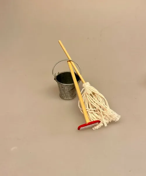 gulvvask, Miniature Mop og guldskrubbe, vaske, gulv, rengøring, gøre rent, rengøringsfirma, rengøringskone, miniature, miniaturer, ting til, tilbehør, dukkehus, dukkehuset, nisser, nissebo, nissedør, sangskjuler, symbolsk, gave, gaveide, sosu, assistent, soso, 1:12, renlighed, biti, ribe