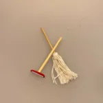 gulvvask, Miniature Mop og guldskrubbe, vaske, gulv, rengøring, gøre rent, rengøringsfirma, rengøringskone, miniature, miniaturer, ting til, tilbehør, dukkehus, dukkehuset, nisser, nissebo, nissedør, sangskjuler, symbolsk, gave, gaveide, sosu, assistent, soso, 1:12, renlighed, biti, ribe