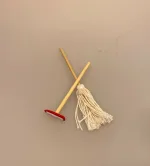 gulvvask, Miniature Mop og guldskrubbe, vaske, gulv, rengøring, gøre rent, rengøringsfirma, rengøringskone, miniature, miniaturer, ting til, tilbehør, dukkehus, dukkehuset, nisser, nissebo, nissedør, sangskjuler, symbolsk, gave, gaveide, sosu, assistent, soso, 1:12, renlighed, biti, ribe