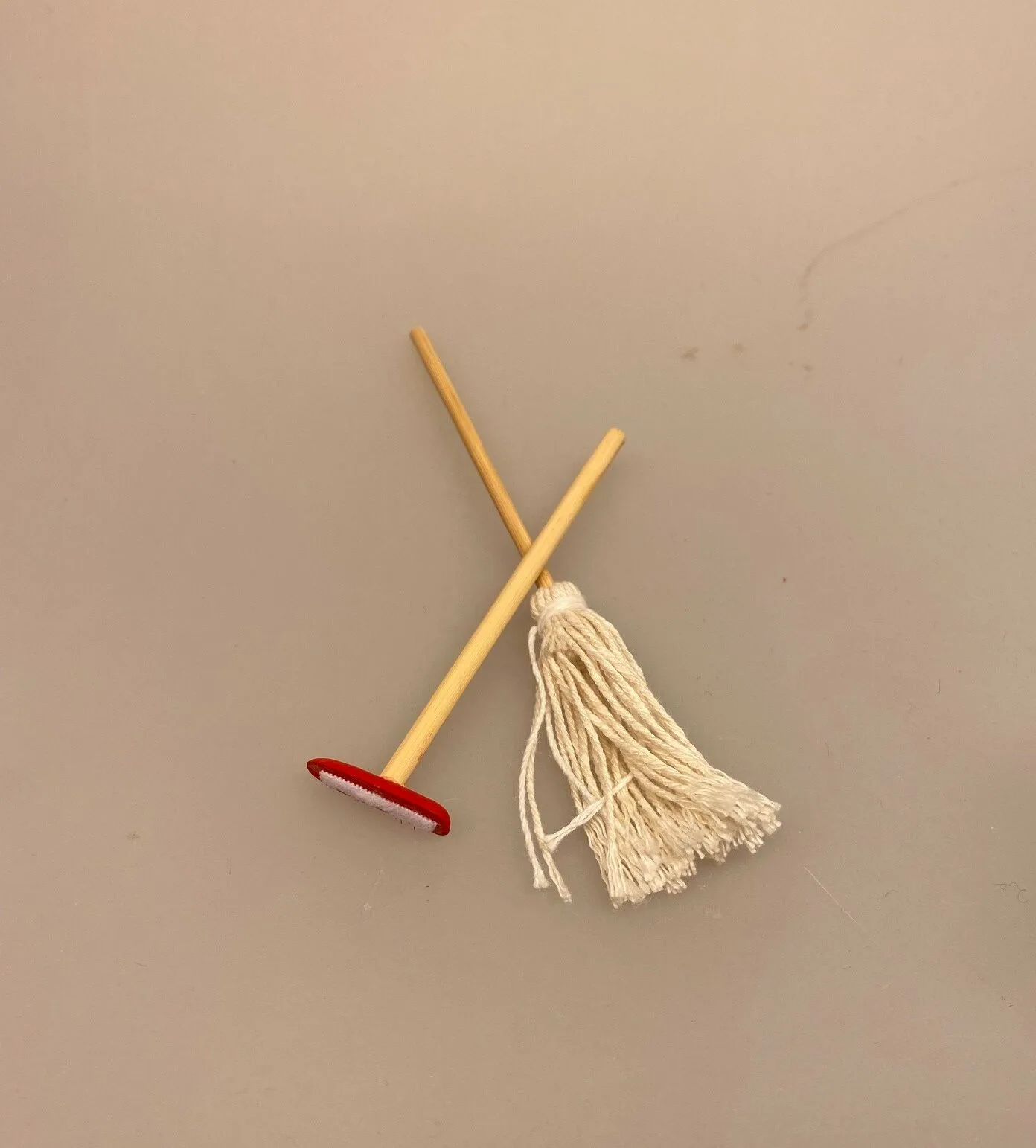 Miniature Mop og guldskrubbe gulvvask, Miniature Mop og guldskrubbe, vaske, gulv, rengøring, gøre rent, rengøringsfirma, rengøringskone, miniature, miniaturer, ting til, tilbehør, dukkehus, dukkehuset, nisser, nissebo, nissedør, sangskjuler, symbolsk, gave, gaveide, sosu, assistent, soso, 1:12, renlighed, biti, ribe