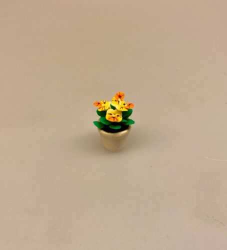 Miniature Potte med stedmoderblomst gul, 7058A, blomst, Miniature Potte , gartner, landskabsarkitekt, , blomst,, påske, påskeblomster, mini, urtepotte, lerpotte, blomsterpotte, dukkehus, dukkehusting, dukkehustilbehør, 1:12, skala, mini, miniature, miniatyre, miniaturer, sættekasse, sætterkasse, sangskjuler, symbolsk, gavekort, planteskole, haven, have entusiast, havemand, gartner, uddannet, biti, ribe, landskabsarkitekt,