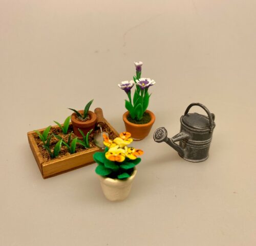 Miniature Potte med stedmoderblomst gul, 7058A, blomst, Miniature Potte , gartner, landskabsarkitekt, , blomst,, påske, påskeblomster, mini, urtepotte, lerpotte, blomsterpotte, dukkehus, dukkehusting, dukkehustilbehør, 1:12, skala, mini, miniature, miniatyre, miniaturer, sættekasse, sætterkasse, sangskjuler, symbolsk, gavekort, planteskole, haven, have entusiast, havemand, gartner, uddannet, biti, ribe, landskabsarkitekt,