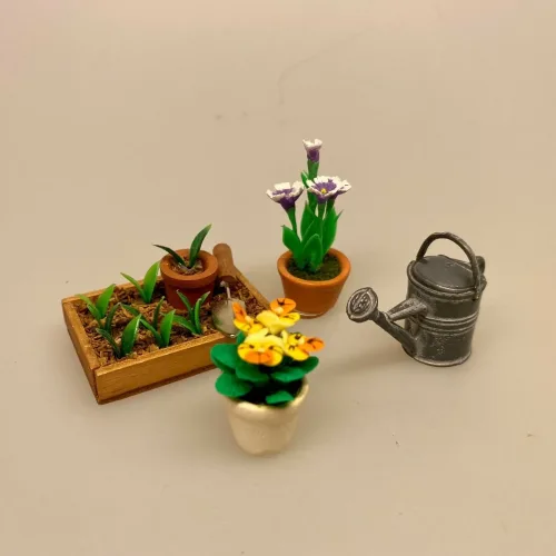 Miniature Potte med stedmoderblomst gul, 7058A, blomst, Miniature Potte , gartner, landskabsarkitekt, , blomst,, påske, påskeblomster, mini, urtepotte, lerpotte, blomsterpotte, dukkehus, dukkehusting, dukkehustilbehør, 1:12, skala, mini, miniature, miniatyre, miniaturer, sættekasse, sætterkasse, sangskjuler, symbolsk, gavekort, planteskole, haven, have entusiast, havemand, gartner, uddannet, biti, ribe, landskabsarkitekt,