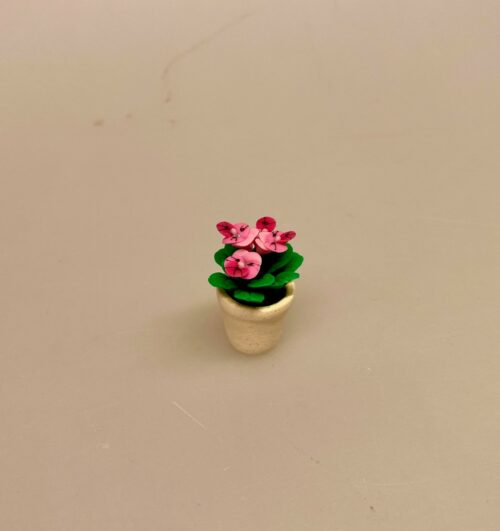 Miniature Potte med stedmoderblomst rosa, 7058B, blomst, Miniature Potte , gartner, landskabsarkitekt, , blomst,, påske, påskeblomster, mini, urtepotte, lerpotte, blomsterpotte, dukkehus, dukkehusting, dukkehustilbehør, 1:12, skala, mini, miniature, miniatyre, miniaturer, sættekasse, sætterkasse, sangskjuler, symbolsk, gavekort, planteskole, haven, have entusiast, havemand, gartner, uddannet, biti, ribe, landskabsarkitekt,