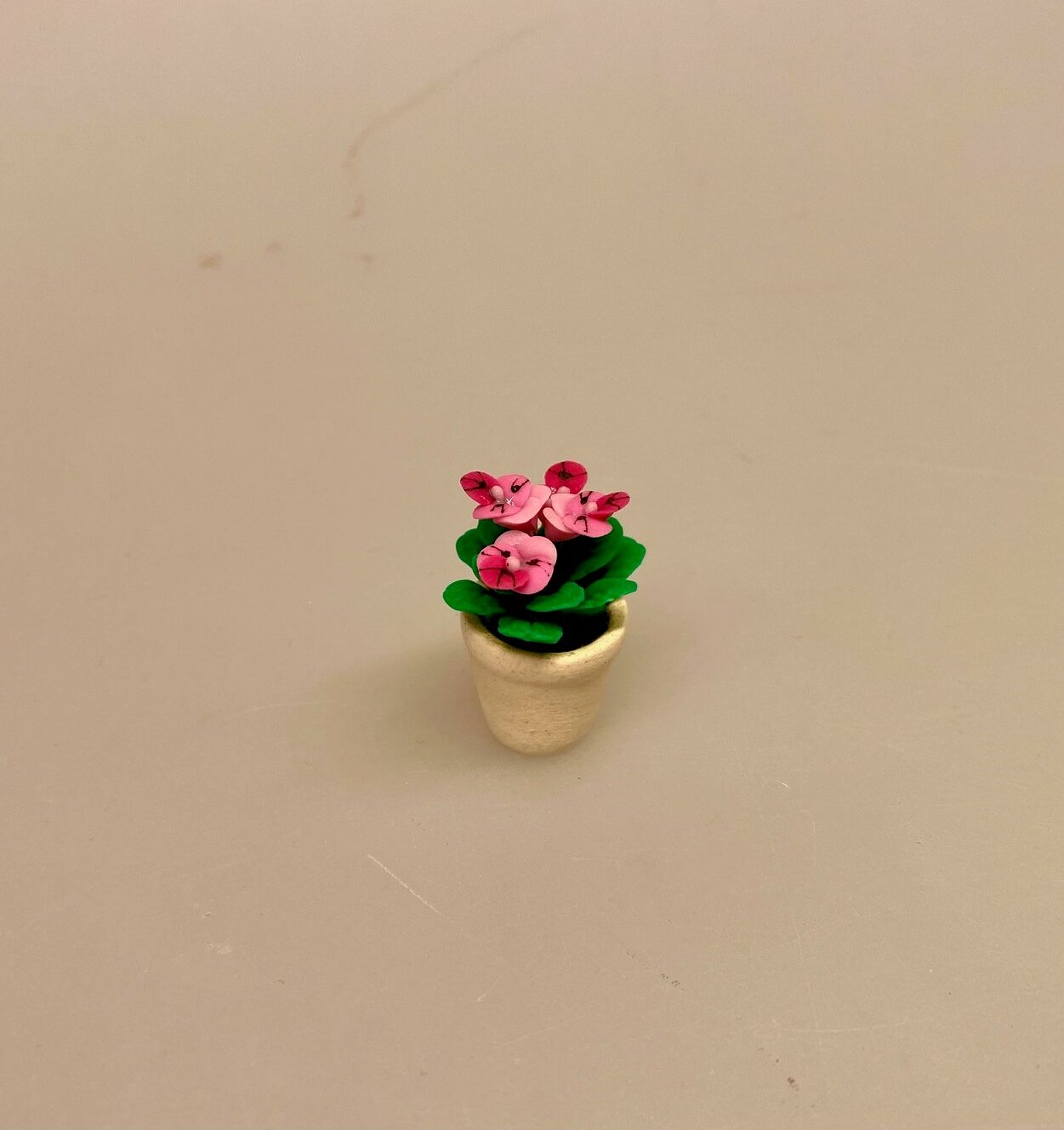 Miniature Potte med stedmoderblomst rosa, 7058B, blomst, Miniature Potte , gartner, landskabsarkitekt, , blomst,, påske, påskeblomster, mini, urtepotte, lerpotte, blomsterpotte, dukkehus, dukkehusting, dukkehustilbehør, 1:12, skala, mini, miniature, miniatyre, miniaturer, sættekasse, sætterkasse, sangskjuler, symbolsk, gavekort, planteskole, haven, have entusiast, havemand, gartner, uddannet, biti, ribe, landskabsarkitekt,