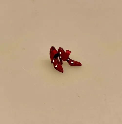 Miniature Prikkede Damesko Bordeaux, dansesko, polkaprikker, polkaprikket, damesko, heels, højhælede, dukkesko, sko, shoeaddict, shoelover, miniaturer, miniature, sættekasse, sætterkasse, ting til, dukehus, dukkehuset, tilbehør, sangskjuler, symbolsk, gave, gaveide, gavekort, pengegave, sjov, 1:12, skala, biti, ribe