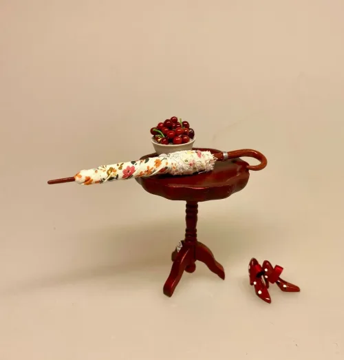 Miniature Prikkede Damesko Bordeaux, dansesko, polkaprikker, polkaprikket, damesko, heels, højhælede, dukkesko, sko, shoeaddict, shoelover, miniaturer, miniature, sættekasse, sætterkasse, ting til, dukehus, dukkehuset, tilbehør, sangskjuler, symbolsk, gave, gaveide, gavekort, pengegave, sjov, 1:12, skala, biti, ribe