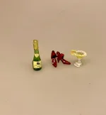 Miniature Prikkede Damesko Bordeaux, dansesko, polkaprikker, polkaprikket, damesko, heels, højhælede, dukkesko, sko, shoeaddict, shoelover, miniaturer, miniature, sættekasse, sætterkasse, ting til, dukehus, dukkehuset, tilbehør, sangskjuler, symbolsk, gave, gaveide, gavekort, pengegave, sjov, 1:12, skala, biti, ribe