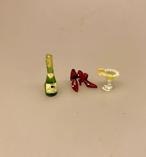 Miniature Prikkede Damesko Bordeaux, dansesko, polkaprikker, polkaprikket, damesko, heels, højhælede, dukkesko, sko, shoeaddict, shoelover, miniaturer, miniature, sættekasse, sætterkasse, ting til, dukehus, dukkehuset, tilbehør, sangskjuler, symbolsk, gave, gaveide, gavekort, pengegave, sjov, 1:12, skala, biti, ribe