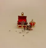 Miniature Skattekiste, skat, guldskat, sørøver, sørøverskat, guldkiste, skattejagt, mælketænder, tabte tænder, smykkeskrin, gaveæske, kongelig, kongen, hoffet, skatkammer, rosenborg, kronjuvelerne, miniaturer, sangskjuler, bryllup, personlig, symbolsk, gave, prinsesse, 1:12, ting til, tilbehør, dukkehus, sætterkasse, sættekasse, biti, ribe, vadehavet,