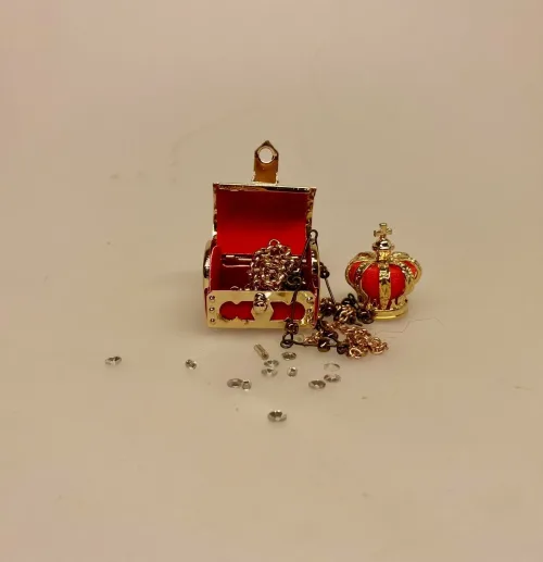 Miniature Skattekiste, skat, guldskat, sørøver, sørøverskat, guldkiste, skattejagt, mælketænder, tabte tænder, smykkeskrin, gaveæske, kongelig, kongen, hoffet, skatkammer, rosenborg, kronjuvelerne, miniaturer, sangskjuler, bryllup, personlig, symbolsk, gave, prinsesse, 1:12, ting til, tilbehør, dukkehus, sætterkasse, sættekasse, biti, ribe, vadehavet,