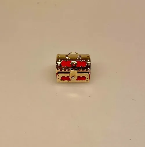 Miniature Skattekiste, skat, guldskat, sørøver, sørøverskat, guldkiste, skattejagt, mælketænder, tabte tænder, smykkeskrin, gaveæske, kongelig, kongen, hoffet, skatkammer, rosenborg, kronjuvelerne, miniaturer, sangskjuler, bryllup, personlig, symbolsk, gave, prinsesse, 1:12, ting til, tilbehør, dukkehus, sætterkasse, sættekasse, biti, ribe, vadehavet,