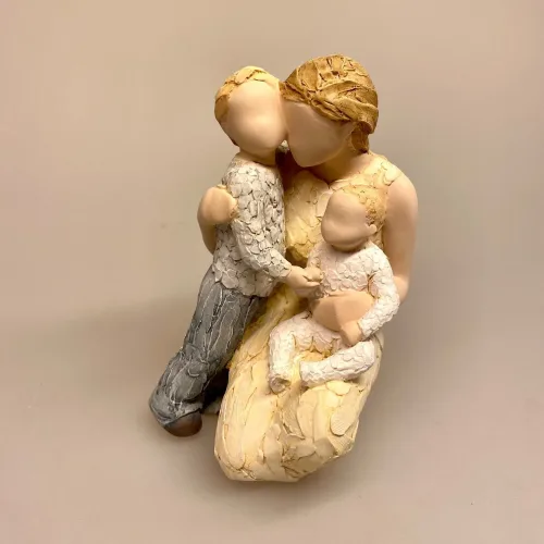 More than words - Mor med søn og baby - Contentment, tilfredshed, lykke, mor, moder, moderskab, mors dag, børn, datter, søn, lille ny, lillesøster, lillebror, baby, storebror, figur, gave, gaveide, smuk, noget særligt, symbolsk, kærlighed, biti, ribe