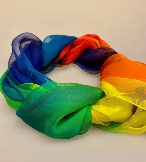 Silkechiffon 1163 XL - Regnbue, regnbuefarvet, pride, rainbow, alle farver, kulørt, stort, let, luksus, lækkert, smukt, ren, ægte, silke, 100%, silketørklæde, aflangt, stola, silkestola, festligt, kulørt, se min kjole, biti, ribe, håndrullede, kanter, kvalitet, fnuglet