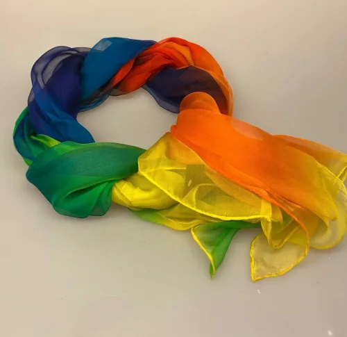 Silkechiffon 1163 XL - Regnbue, regnbuefarvet, pride, rainbow, alle farver, kulørt, stort, let, luksus, lækkert, smukt, ren, ægte, silke, 100%, silketørklæde, aflangt, stola, silkestola, festligt, kulørt, se min kjole, biti, ribe, håndrullede, kanter, kvalitet, fnuglet