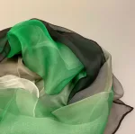 Silkechiffon 1163 XL - Sort/Grøn/Hvid, 1163-146, grøn, græsgrøn, klar, sort, hvid, ægte, ren, 100%, silke, silkestola, silketørklæde, sjal, let, stort, lækkert, kvalitet, flot, festligt,tilbehør, over skuldrene, festtøj, gave, gaveide, biti, ribe
