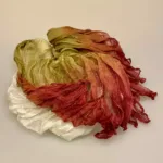 Silkechiffon twistet på tværs 1159 - Natur/sivgrøn/Blomme, 1159-174, plisseret, foldet, vifteeffekt, plisse, crash, krøllet, lille, crincle, let, fylder ikke meget, luner, lunt, pynt, som krave, varme farver, jordfarver, efterår, silketørklæde, ren silke, 100%, ægte, kvalitet, flot, elegant, feminint, sporty, casual, biti, ribe