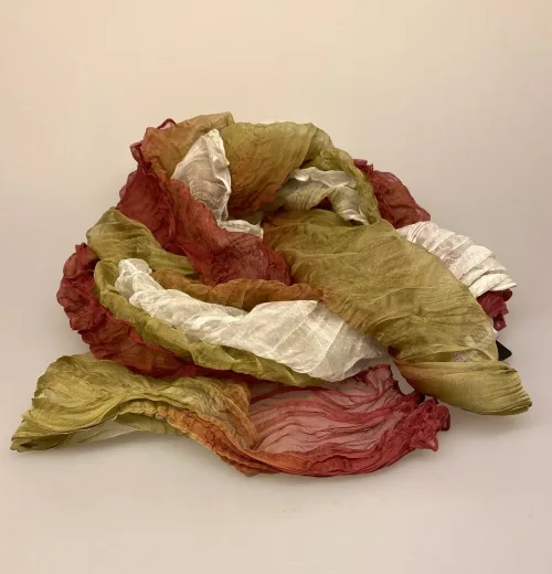 Silkechiffon twistet på tværs 1159 - Natur/sivgrøn/Blomme, 1159-174, plisseret, foldet, vifteeffekt, plisse, crash, krøllet, lille, crincle, let, fylder ikke meget, luner, lunt, pynt, som krave, varme farver, jordfarver, efterår, silketørklæde, ren silke, 100%, ægte, kvalitet, flot, elegant, feminint, sporty, casual, biti, ribe