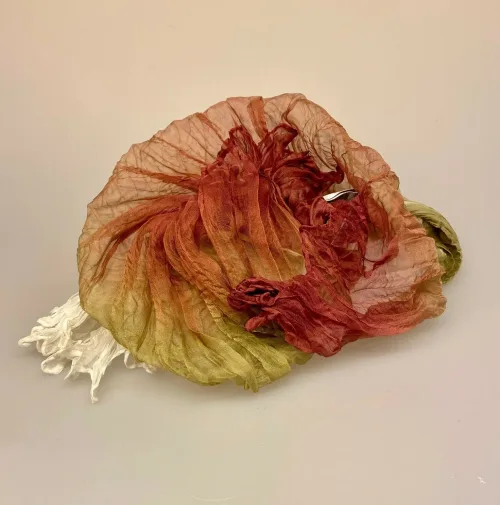 Silkechiffon twistet på tværs 1159 - Natur/sivgrøn/Blomme, 1159-174, plisseret, foldet, vifteeffekt, plisse, crash, krøllet, lille, crincle, let, fylder ikke meget, luner, lunt, pynt, som krave, varme farver, jordfarver, efterår, silketørklæde, ren silke, 100%, ægte, kvalitet, flot, elegant, feminint, sporty, casual, biti, ribe