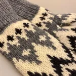 Strikkede luffer uld med foer og mønster blå farver, Strikkede luffer uld med foer petrol, Strikkede luffer uld med foer gule, håndstrikkede, luffer, vanter, handsker, uldvanter, uldluffer, strikluffer, strikvanter, varm, varme, tykke, lækre, bløde, forede, smarte, perlestrik, hipster, cool, vinterluffer, biti, ribe, fuza,