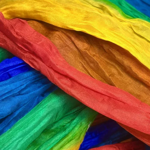 Twistet Silketørklæde 90160 Regnbue, ara, salto, sandvasket, snoet, twistet, crash, ponge, regnbuefarvet, pride, rainbow, alle farver, kulørt, stort, let, luksus, lækkert, smukt, ren, ægte, silke, 100%, silketørklæde, aflangt, stola, silkestola, festligt, kulørt, se min kjole, biti, ribe, håndrullede, kanter, kvalitet, fnuglet, klokkeblomst, lbgt