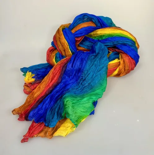 Twistet Silketørklæde 90160 Regnbue, ara, salto, sandvasket, snoet, twistet, crash, ponge, regnbuefarvet, pride, rainbow, alle farver, kulørt, stort, let, luksus, lækkert, smukt, ren, ægte, silke, 100%, silketørklæde, aflangt, stola, silkestola, festligt, kulørt, se min kjole, biti, ribe, håndrullede, kanter, kvalitet, fnuglet, klokkeblomst, lbgt