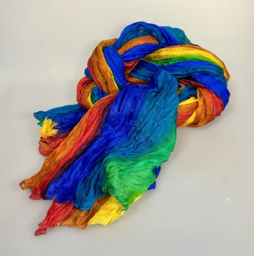 Twistet Silketørklæde 90160 Regnbue, ara, salto, sandvasket, snoet, twistet, crash, ponge, regnbuefarvet, pride, rainbow, alle farver, kulørt, stort, let, luksus, lækkert, smukt, ren, ægte, silke, 100%, silketørklæde, aflangt, stola, silkestola, festligt, kulørt, se min kjole, biti, ribe, håndrullede, kanter, kvalitet, fnuglet, klokkeblomst, lbgt