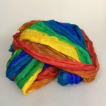 Twistet Silketørklæde 90160 Regnbue, ara, salto, sandvasket, snoet, twistet, crash, ponge, regnbuefarvet, pride, rainbow, alle farver, kulørt, stort, let, luksus, lækkert, smukt, ren, ægte, silke, 100%, silketørklæde, aflangt, stola, silkestola, festligt, kulørt, se min kjole, biti, ribe, håndrullede, kanter, kvalitet, fnuglet, klokkeblomst, lbgt