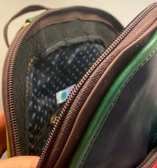 Unika Rygsæk i læder - Round Lille Rød/Blå/Grøn, rygsæk, læder, skind, lædertaske, læderrygsæk, skindtaske, spansk, elefant, kulørt, farver, farverig, sjov, one of a kind, unik, unika, speciel, lille, praktisk, smart, biti, ribe, vadehavet, gave, gaveide, arbejde