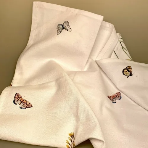 Forklæde i Bomuld med tryk - Vilde Blomster og fugle, Viskestykke Bomuld med Vilde Blomster og Fugle , Grillhandske bomuld med Blåmejse og blomster, flora, vilde blomster, grøftekantsblomster, sommerhus, feminin, feminint, Grillhandske - bomuld med tryk, køkken, køkken tekstiler, grillvante, grillhandske, grydelap, varme ting, fugle, naturens fugle, oinitolog, jeg kigger på fugle, ting med fugle, danske fugle, fugle i farver, fauna, natur, flot, biti, ribe, vadehAVET, SORT SOL,