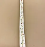 Bånd - vævet stof med bier og blomster, bi, honningbi, honningbier, insekter, blomster, vilde, grøftekant, biodiversitet, flora, fauna, den danske, vild, natur, med vilje, yndigt, fint, detalje, sy, syning, tilbehør, bånd, stofbånd, vævet, bånd, kantebånd, hjemmesyet, DIY, smukt, gave, indpakning, personlig, biti, ribe