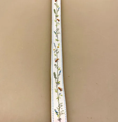 Bånd - vævet stof med bier og blomster, bi, honningbi, honningbier, insekter, blomster, vilde, grøftekant, biodiversitet, flora, fauna, den danske, vild, natur, med vilje, yndigt, fint, detalje, sy, syning, tilbehør, bånd, stofbånd, vævet, bånd, kantebånd, hjemmesyet, DIY, smukt, gave, indpakning, personlig, biti, ribe