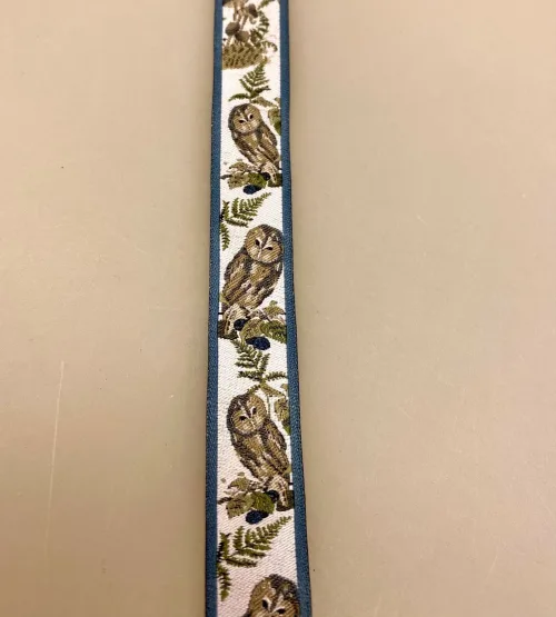 Bånd - vævet stof med ugler og svampe, uglebånd, ugle, ugler, owl, stofbånd, vævet, bånd, DIY, syning, pyntebånd, dekobånd, deko, dekorationsbånd, gavebånd, luksus, indpakning, personlig, kantebånd, skråbånd, personlig, detalje, særligt, specielt, eksklusivt, til børn, frugtpose, mulepose, hagesmæk, suttesnor, kræmmerhus, jul, ugleting, ting, med, biti, ribe,