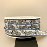 Bånd - vævet stof med ugler og svampe, uglebånd, ugle, ugler, owl, stofbånd, vævet, bånd, DIY, syning, pyntebånd, dekobånd, deko, dekorationsbånd, gavebånd, luksus, indpakning, personlig, kantebånd, skråbånd, personlig, detalje, særligt, specielt, eksklusivt, til børn, frugtpose, mulepose, hagesmæk, suttesnor, kræmmerhus, jul, ugleting, ting, med, biti, ribe,