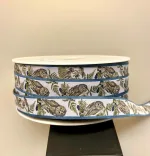 Bånd - vævet stof med ugler og svampe, uglebånd, ugle, ugler, owl, stofbånd, vævet, bånd, DIY, syning, pyntebånd, dekobånd, deko, dekorationsbånd, gavebånd, luksus, indpakning, personlig, kantebånd, skråbånd, personlig, detalje, særligt, specielt, eksklusivt, til børn, frugtpose, mulepose, hagesmæk, suttesnor, kræmmerhus, jul, ugleting, ting, med, biti, ribe,