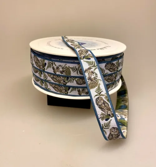 Bånd - vævet stof med ugler og svampe, uglebånd, ugle, ugler, owl, stofbånd, vævet, bånd, DIY, syning, pyntebånd, dekobånd, deko, dekorationsbånd, gavebånd, luksus, indpakning, personlig, kantebånd, skråbånd, personlig, detalje, særligt, specielt, eksklusivt, til børn, frugtpose, mulepose, hagesmæk, suttesnor, kræmmerhus, jul, ugleting, ting, med, biti, ribe,