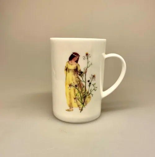 Ben Porcelæn krus - Min Yndlings kop - Kamille prinsesse, blomsteralf, alf, blomsterfe, kamille, kamilleblomst, dronning, prinsesse, blomst, gul, margurit, margerit, ben porcelæn, porcelæn, kaffekop, kaffekrus, konfirmation, konfirmand, gave, gaveide, personlig, smuk, yndig, fin, te, tekop, the, tekrus, tedrikker, kakao, biti, ribe, yndig,