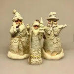 Jim Shore Heartwood Creek 14,5 cm Hvid Julemand med Pibe, carved, santa, white woodland, ww, winter wonderland, birkebark, birketræ, snittet, træskærearbejde, træsnitter, hyggelig, pibe, hvid, stilfuld, smagfuld, glitter, vinterfigur, vinterpynt, julepynt, hvid jul, 6015154, forest snow day, jul i skoven, jim shore, julemand, julemandsfigur, figur, samler, speciel, særlig, tidsløs, klassisk, flot, gave, gaveide, biti, ribe, unika, unik