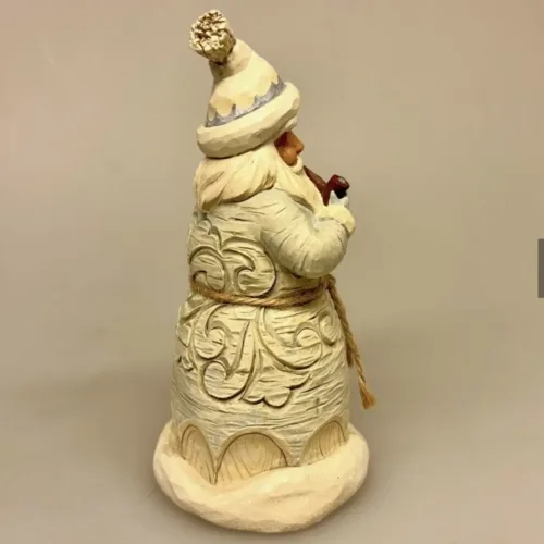 Jim Shore Heartwood Creek 14,5 cm Hvid Julemand med Pibe, carved, santa, white woodland, ww, winter wonderland, birkebark, birketræ, snittet, træskærearbejde, træsnitter, hyggelig, pibe, hvid, stilfuld, smagfuld, glitter, vinterfigur, vinterpynt, julepynt, hvid jul, 6015154, forest snow day, jul i skoven, jim shore, julemand, julemandsfigur, figur, samler, speciel, særlig, tidsløs, klassisk, flot, gave, gaveide, biti, ribe, unika, unik